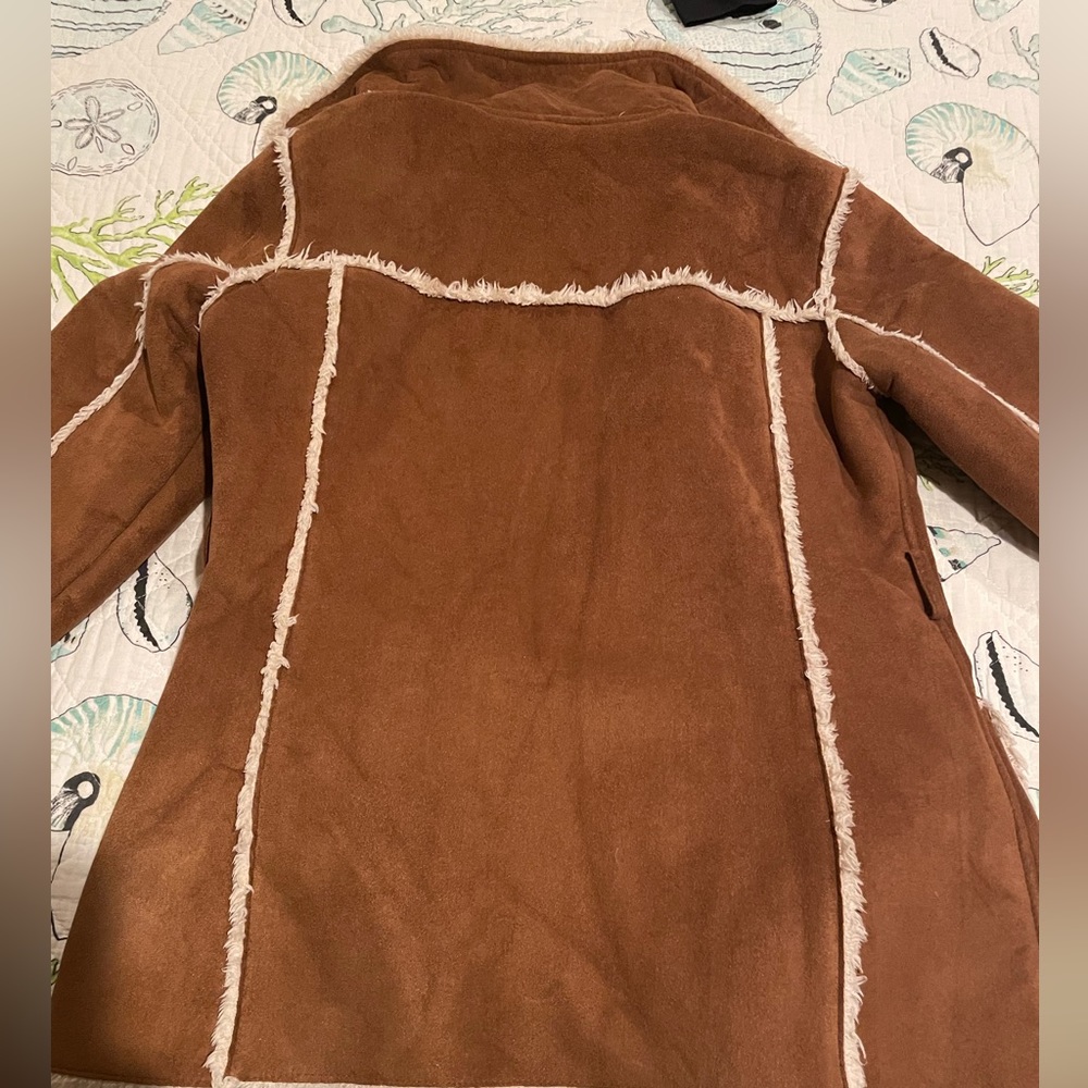 The brand is Faded Glory. It’s brown with nude fur inside. Really great!!